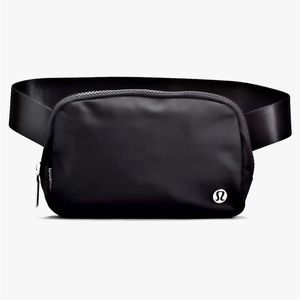 Lululemon Everywhere Belt Bag in Black!